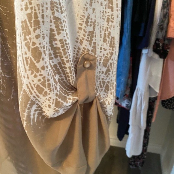 3/$30 Kensie sheer blouse - Picture 4 of 6